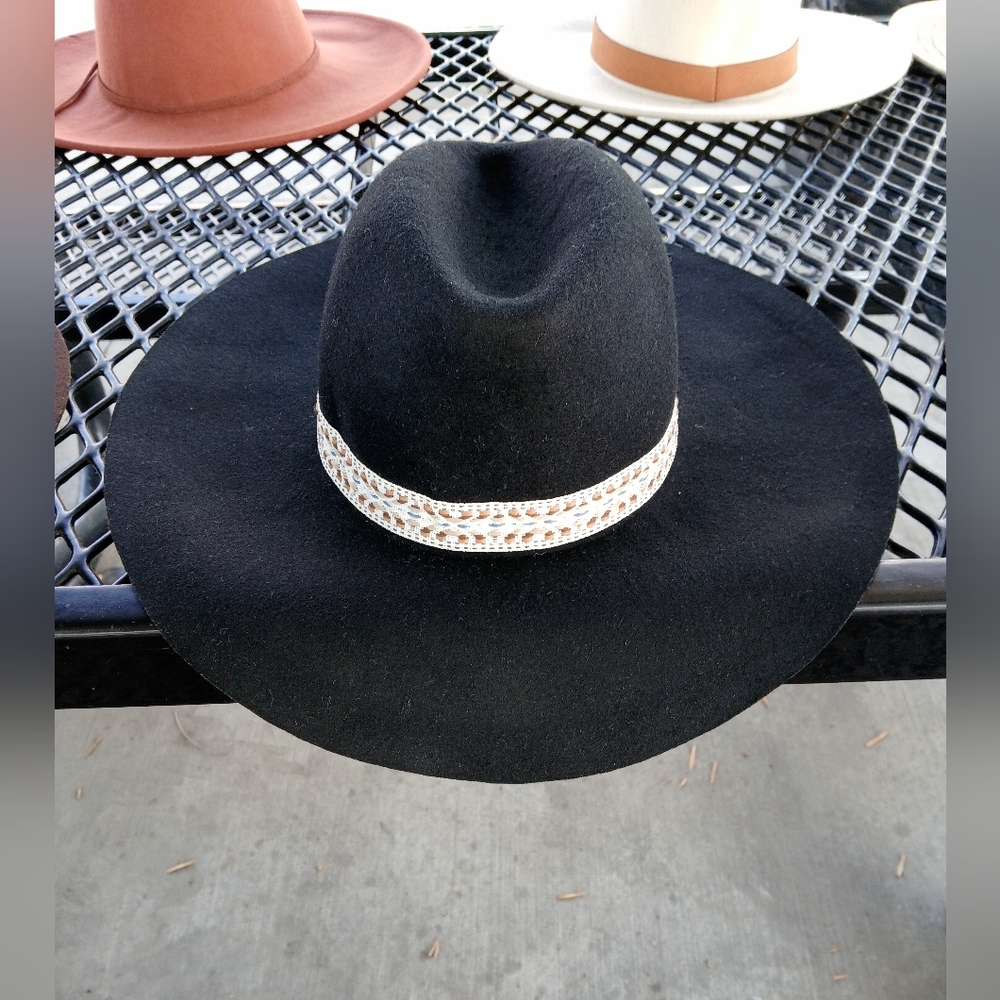 Collectioneighteen Elegant Black Wide-Brim Wool Hat with White Band - Picture 2 of 3
